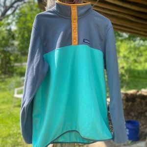 Mens médium Patagonia lightweight pullover with snaps!